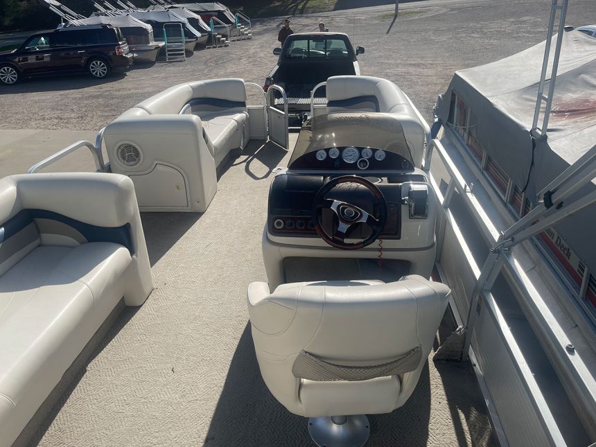 2005 22' Sun Tracker 50Hp Mercury 2stroke