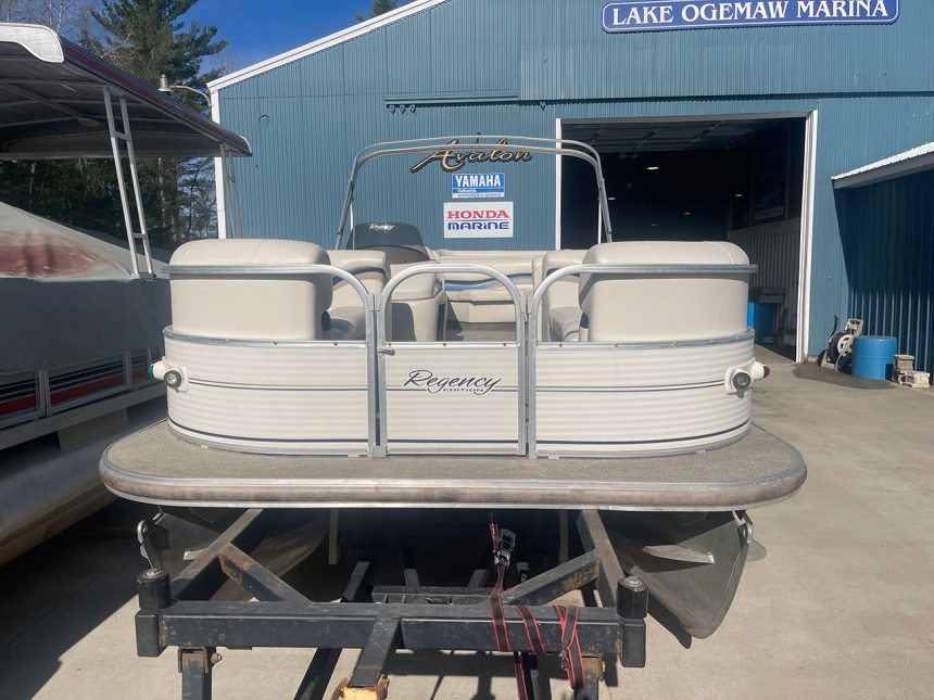 2005 22' Sun Tracker 50Hp Mercury 2stroke