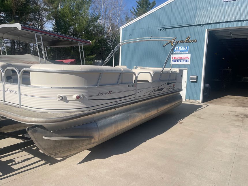 2005 22' Sun Tracker 50Hp Mercury 2stroke