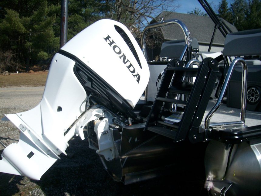 2026 23' LSZ QL Tri Toon 250hp Honda Charcoal